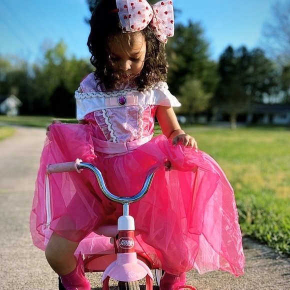 Meet your Posher, Demi - Picture 5 of 8